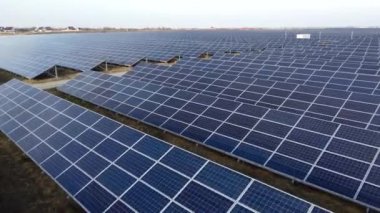 Güneş enerjisi istasyonları. Mavi güneş enerjisi santrali modülleri kapanıyor.