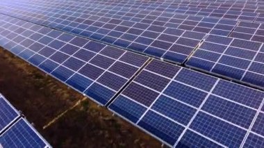 Güneş enerjisi istasyonları. Mavi güneş enerjisi santrali modülleri kapanıyor.