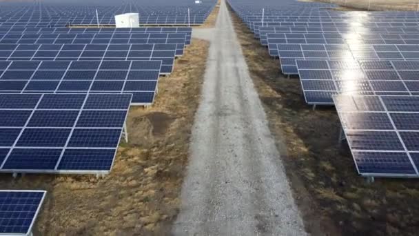 Zonnecentrales. Blauwe zonnecentrale modules close-up. — Stockvideo