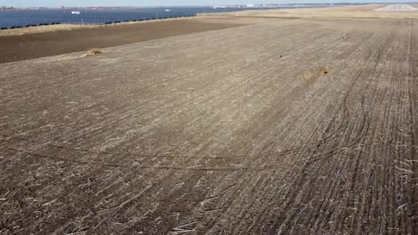 Aerial Drone View Fly Over feltet af pløjet brun jord. Plovede marker. – Stock-video