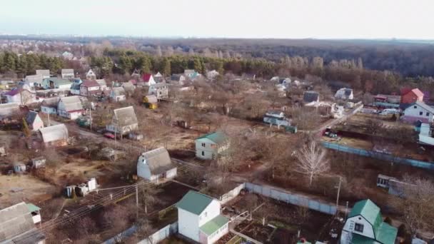 Antenne Drone View Fly Over små murstenshuse med grund af jord i midten – Stock-video