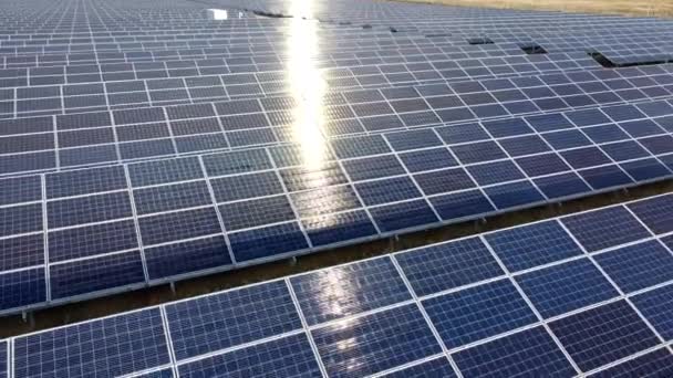 Солнечные электростанции. Синие модули солнечной электростанции закрываются. — стоковое видео