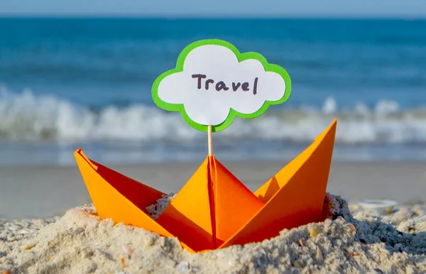 Orange Paper Boat en Sandy Seashore Close-up. Barco pequeño de papel — Foto de Stock