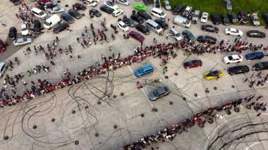 Sürükleme tahtası. Araba yarışması. Bir sürü insan arabası. Üst görünüm.