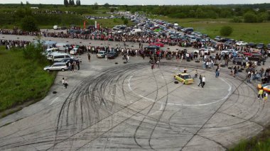 Sürükleme tahtası. Araba yarışması. Bir sürü insan arabası. Üst görünüm.