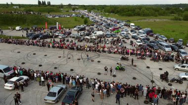 Sürükleme tahtası. Araba yarışması. Bir sürü insan arabası. Üst görünüm.