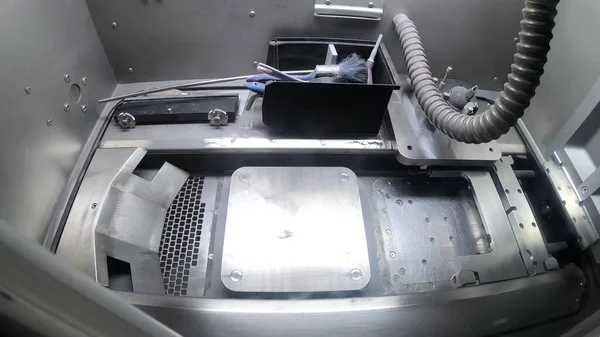 Пустая рабочая камера 3D принтера для металла. Лазерная машина для спекания металла — стоковое фото