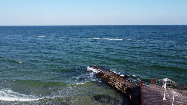 Aerial Drone View Flight Over Old Breakwater Sandy Beach-en. Top View Hullámok — Stock Fotó