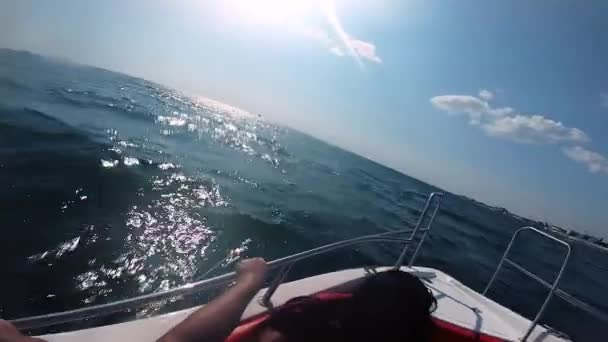 Kobieta i inne osoby pływające motorówką po morzu w słoneczny letni dzień. — Wideo stockowe