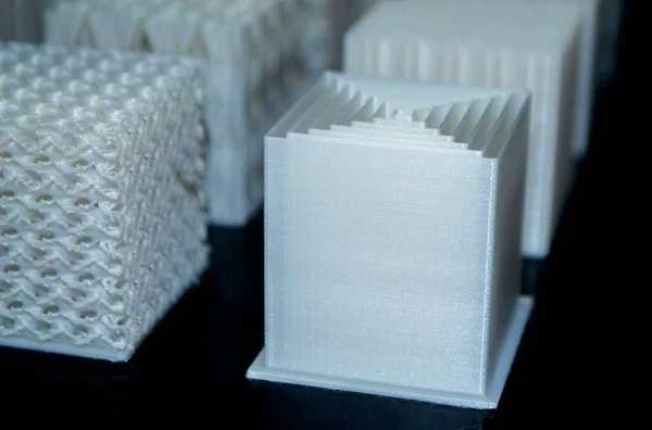 Objetos impresos en una impresora 3D de plástico blanco. — Foto de Stock