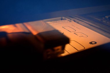 Büyük endüstriyel 3D yazıcıda beyaz poliyamid tozundan modeller oluşturuluyor