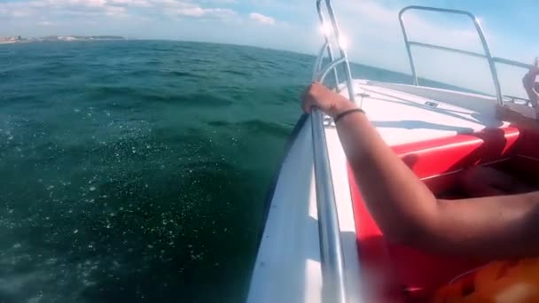 Gente navegando en lancha a motor en el mar en el soleado día de verano. Barco saltando en el mar — Vídeos de Stock
