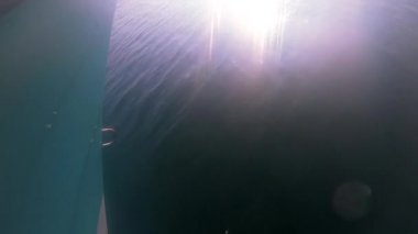 Hareket eden bir motorlu tekneden deniz yüzeyinin görüntüsü..