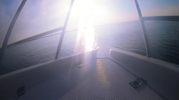 Havslandskap, utsikt över havsvågor med sol reflektion från fören av motorbåt. — Stockvideo