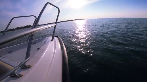 Paysage marin, vue sur les vagues de mer avec reflet du soleil depuis la proue du bateau à moteur — Video