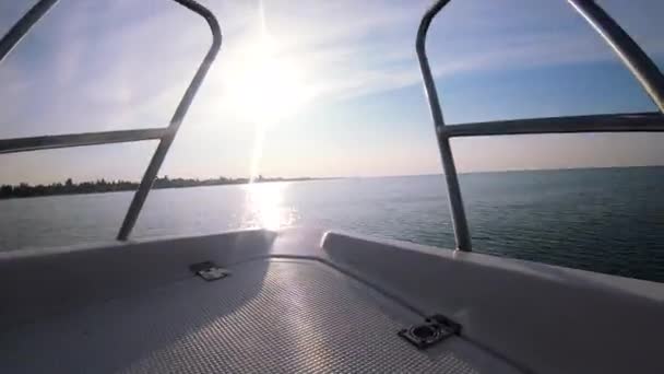 Paisaje marino, vista de olas marinas con reflejo solar desde proa de lancha a motor. — Vídeos de Stock