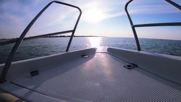 Морський пейзаж, вид на морські хвилі з відбиттям сонця від свинцю моторного човна . — стокове відео