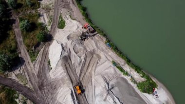 Kum madenciliği üzerinde hava aracı görüntüsü. Kum ocağı. Üst görünüm.