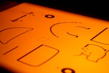 Büyük endüstriyel 3D yazıcıda beyaz poliyamid tozundan modeller oluşturuluyor