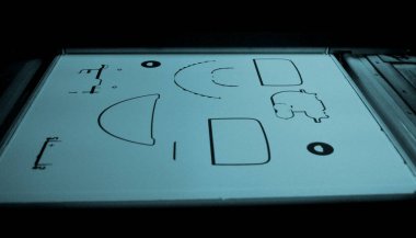 Büyük endüstriyel 3D yazıcıda beyaz poliyamid tozundan modeller oluşturuluyor