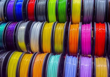 3D yazıcıya yakın çekimde yazdırmak için çok renkli plastik iplikler