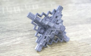Polyamide tozundan 3 boyutlu bir yazıcıya basılmış nesne