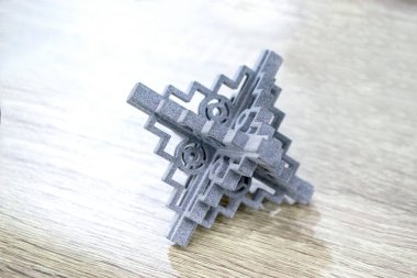 Polyamide tozundan 3 boyutlu bir yazıcıya basılmış nesne