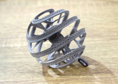 Polyamide tozundan 3 boyutlu bir yazıcıya basılmış nesne