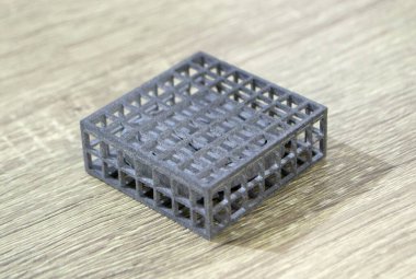 Polyamide tozundan 3 boyutlu bir yazıcıya basılmış nesne