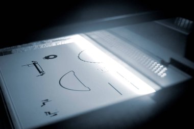 Büyük endüstriyel 3D yazıcıda beyaz poliyamid tozundan modeller oluşturuluyor