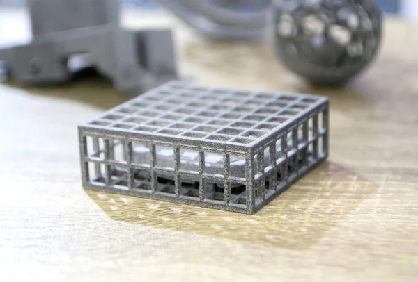 Polyamide tozundan 3 boyutlu bir yazıcıya basılmış nesne