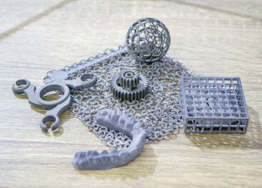 Polyamide tozundan 3 boyutlu bir yazıcıya basılmış nesne