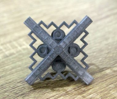 Polyamide tozundan 3 boyutlu bir yazıcıya basılmış nesne