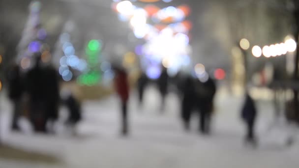 Zamazane tło. Miejska ulica podczas opadów śniegu w zimową noc. Oświetlenie — Wideo stockowe