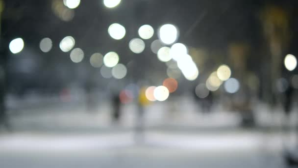 城市观光灯，降雪，夜街，汽车前灯不亮的地方 — 图库视频影像