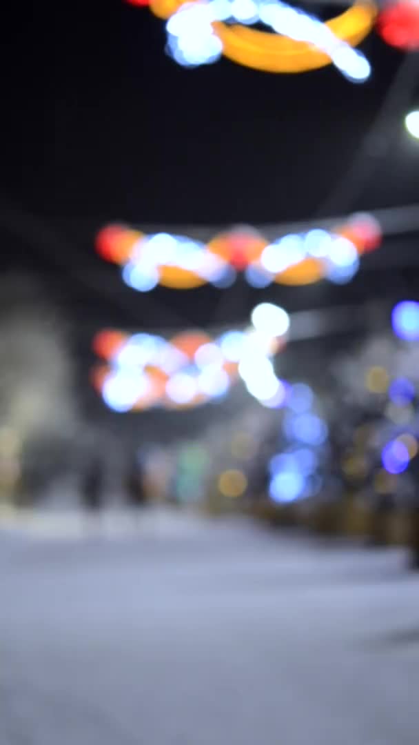 多雪的城市街道背景模糊，圣诞树照明装饰模糊 — 图库视频影像