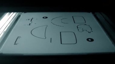 Büyük endüstriyel 3D yazıcıda beyaz poliyamid tozundan modeller oluşturuluyor