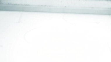 Büyük endüstriyel 3D yazıcıda beyaz poliyamid tozundan modeller oluşturuluyor