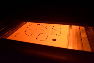 Büyük endüstriyel 3D yazıcıda beyaz poliyamid tozundan modeller oluşturuluyor