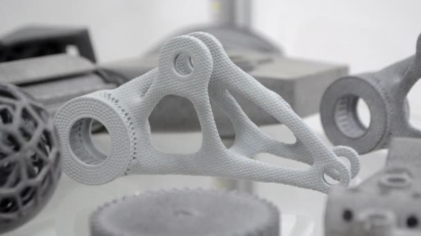 L'objet imprimé sur l'imprimante 3D en poudre industrielle — Video