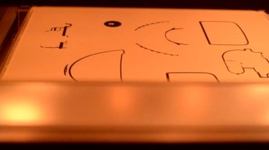 Büyük endüstriyel 3D yazıcıda beyaz poliyamid tozundan modeller oluşturuluyor