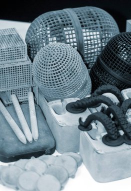 Toz poliyamitten 3D yazıcıya basılmış birçok farklı nesne.