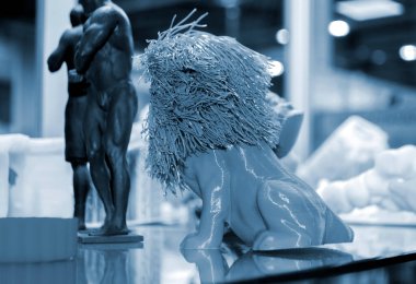 Plastik kapaktan 3 boyutlu yazıcıya basılmış mavi modeller