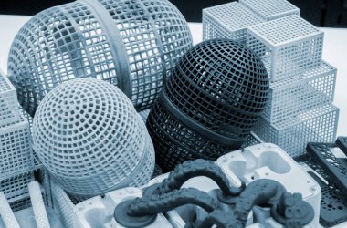 Toz poliyamitten 3D yazıcıya basılmış birçok farklı nesne.