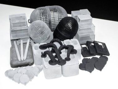 Toz poliyamitten 3D yazıcıya basılmış birçok farklı nesne