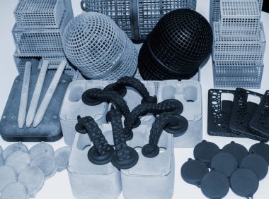 Toz poliyamitten 3D yazıcıya basılmış birçok farklı nesne.