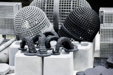 Toz poliyamitten 3D yazıcıya basılmış birçok farklı nesne.