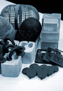 Toz poliyamitten 3D yazıcıya basılmış birçok farklı nesne.