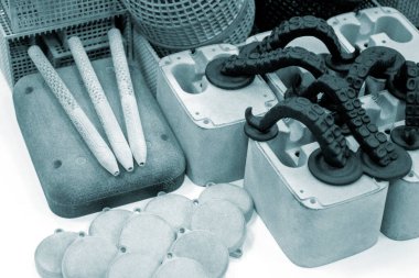 Toz poliyamitten 3D yazıcıya basılmış birçok farklı nesne.