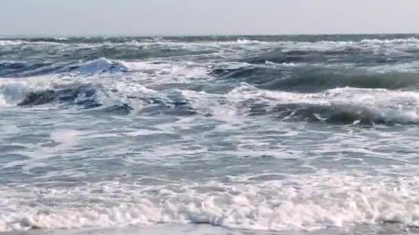 Штормовое море. Волны штормового моря катятся по берегу в солнечный день. — стоковое видео